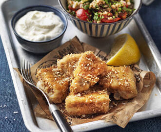 Fisknuggets med matvetesallad och fetaostyoghurt