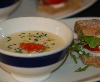 Vit sparrissoppa med stenbitsrom och gräslök serverad med durumbröd med brie och tomat