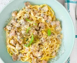 Krämig pasta med salsiccia, svamp, salvia och svartpeppar