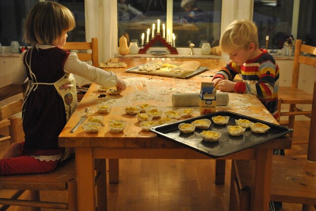 Julbaket! Lussebullar med en fyllning av hasselnötscréme.