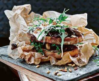 Skogssvamptoast med tryffelcrème, pinjenötter, parmesan och rucola