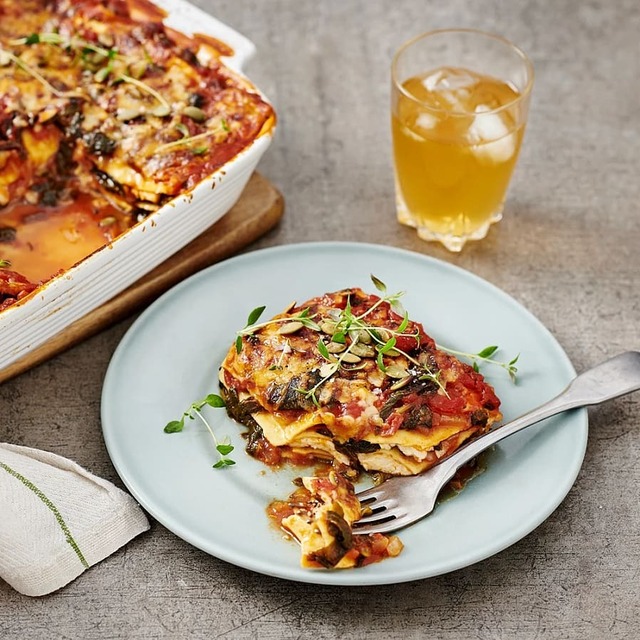 Lasagne med halloumi, spenat och pumpakärnor