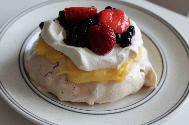 Mini-pavlova med rice krispies och goda tillbehör