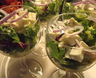 Liten "grekisk sallad" i glas som förrätt