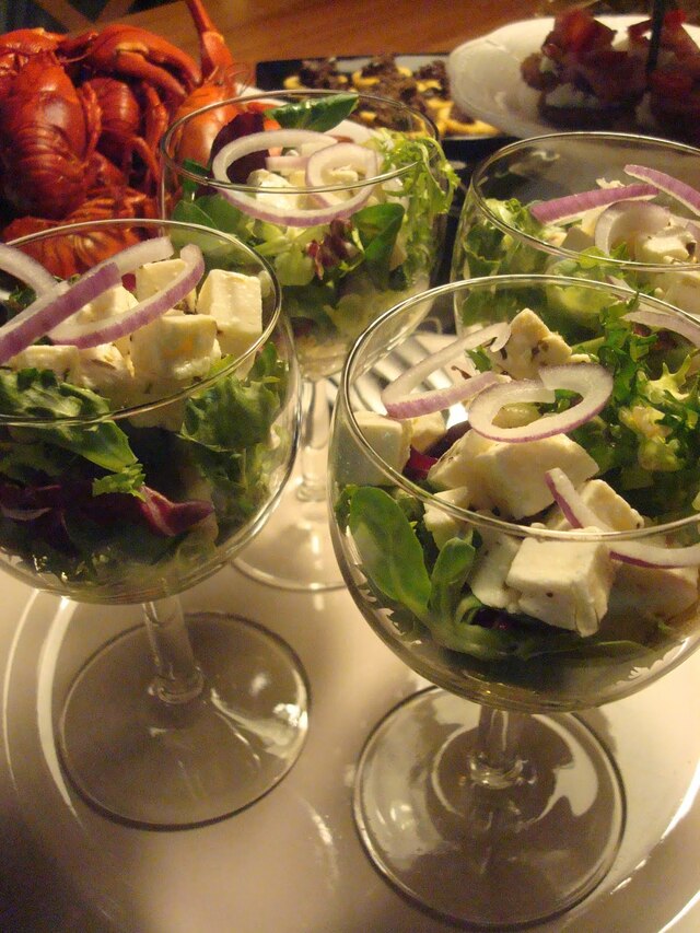 Liten "grekisk sallad" i glas som förrätt