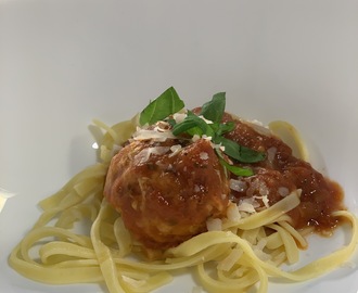 Kycklingbullar i tomatsås med parmesan och basilika