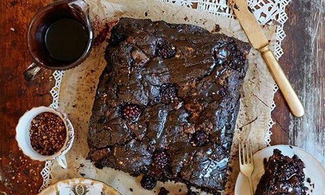 Chokladbrownie med björnbär