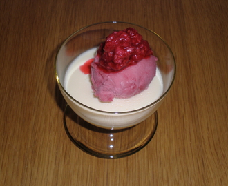 Vit chokladpannacotta med hallonsorbet