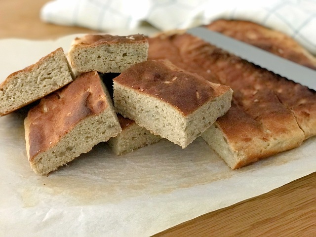 Glutenfritt långpannebröd med frön