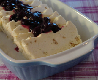 Lättgjordf semifreddo med citroncurd och mandelbiskvier