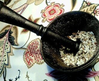 Kryddsalt: torkad svart trumpetsvamp, enbär och rosmarin