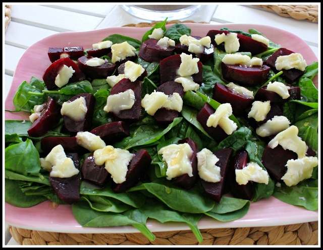 Sallad med rödbetor, spenat och chevré