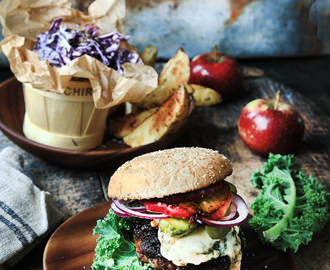 Hamburgare med blue cheese och rödkålsslaw