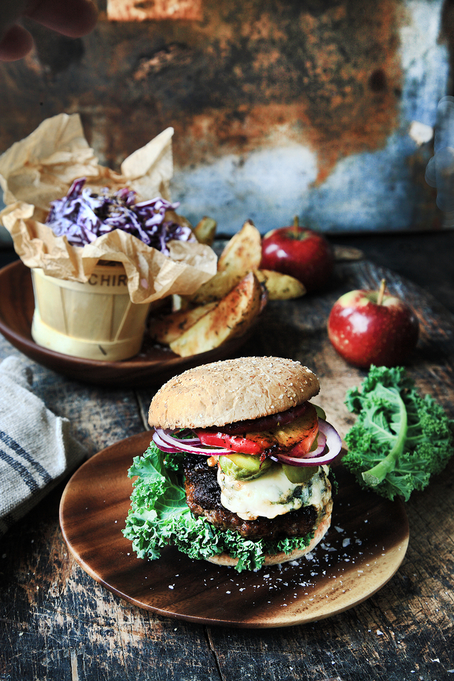 Hamburgare med blue cheese och rödkålsslaw