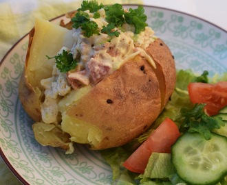 Bakad potatis med baconoströra