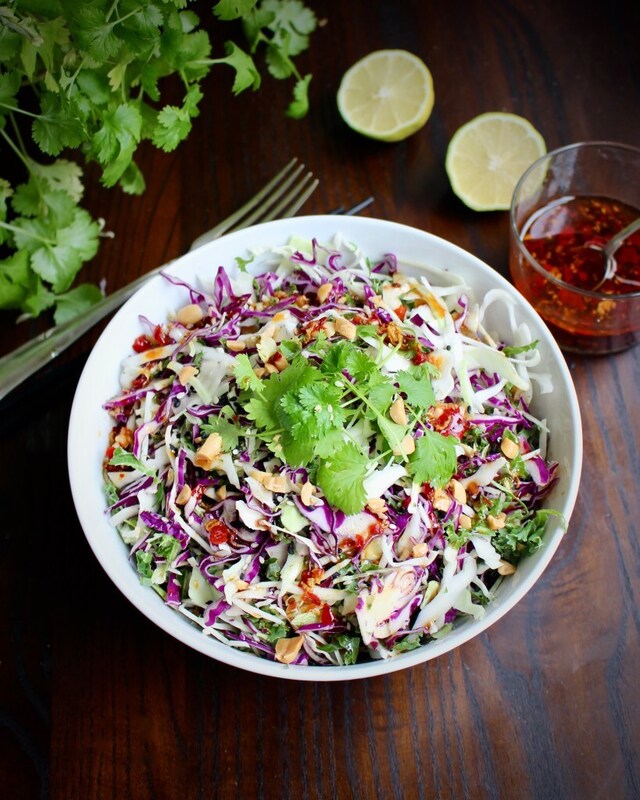 Asiatisk cole slaw med sesam och tamaridressing