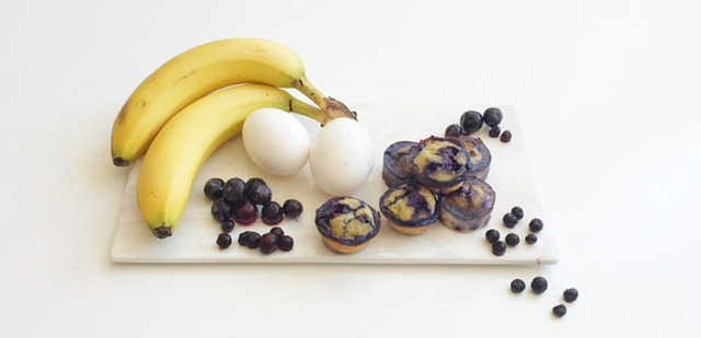 Äggmuffins med banan och blåbär