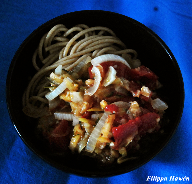 Pastasås av squash, tomat, äpple osv & fullkornsspagetti