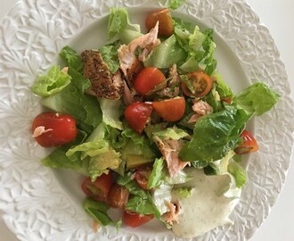 Sallad med varmrökt lax