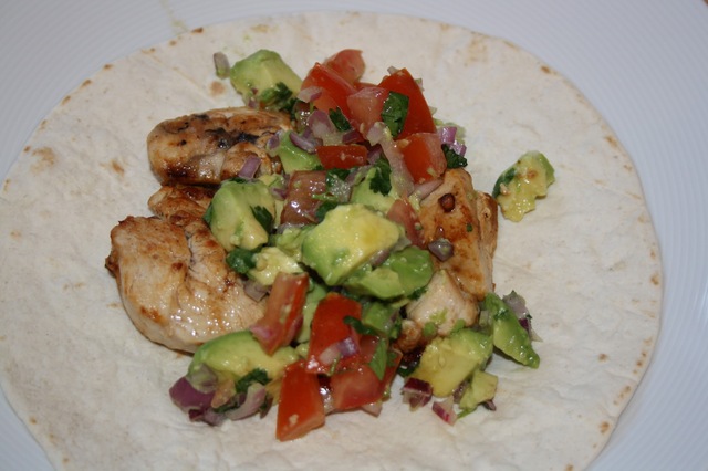 Wrap med kyckling och avocado salsa