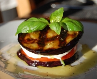 Torn av aubergine, tomat och buffelmozzarella