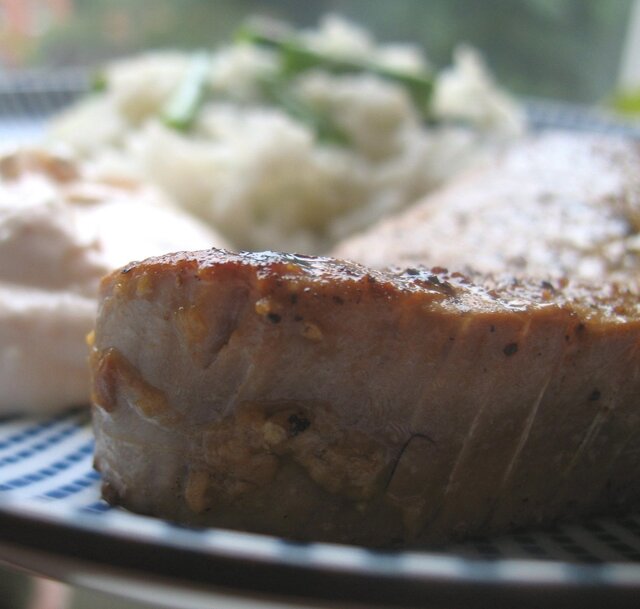 Ingefärsmarinerad tonfisk med ris och het limesås