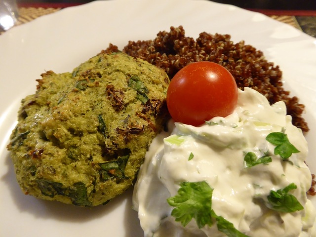 Gröna medelhavsbiffar med quinoa och vitlökssås