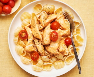 Kycklinggryta med paprikapesto och tomat | Recept ICA.se