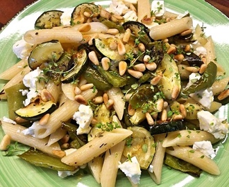 Vegetarisk pasta med grillade grönsaker och fetaost