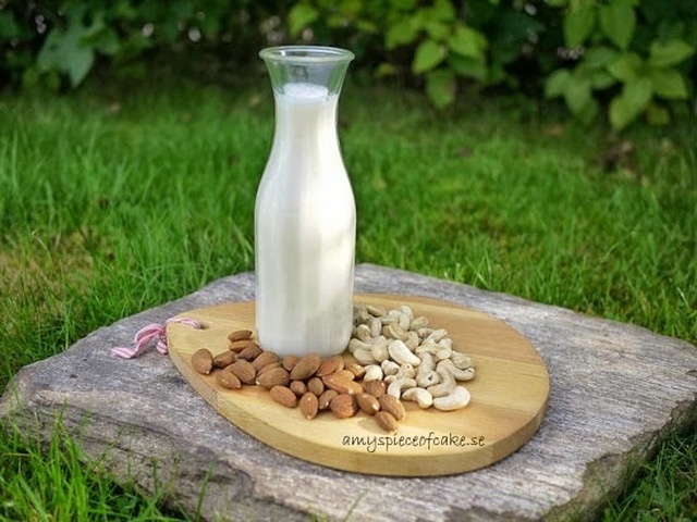 Mandelmjölk - Almond Milk or Nut Milk