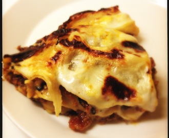 Lasagne med köttfärssås på vin och morot varvat med parmesanbechamel