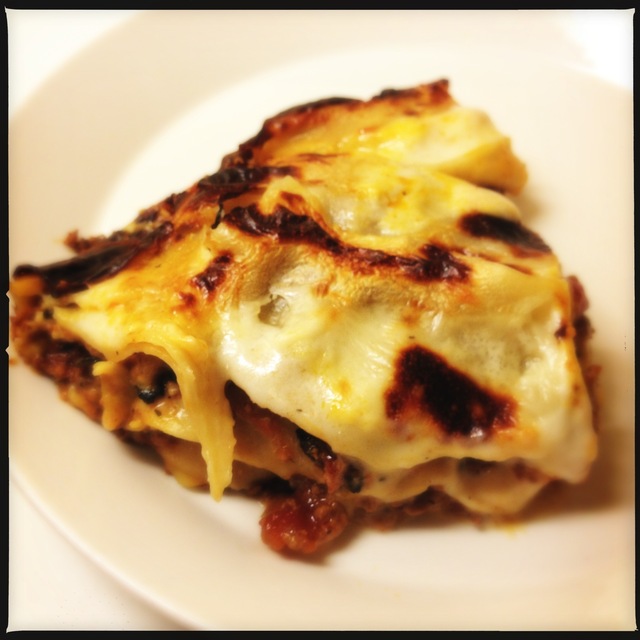 Lasagne med köttfärssås på vin och morot varvat med parmesanbechamel