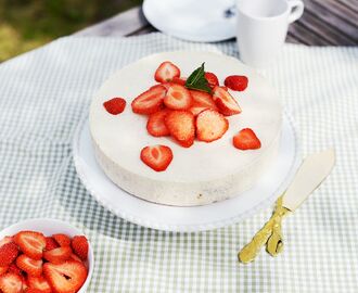 Sockersnål rabarbercheesecake med jordgubbar