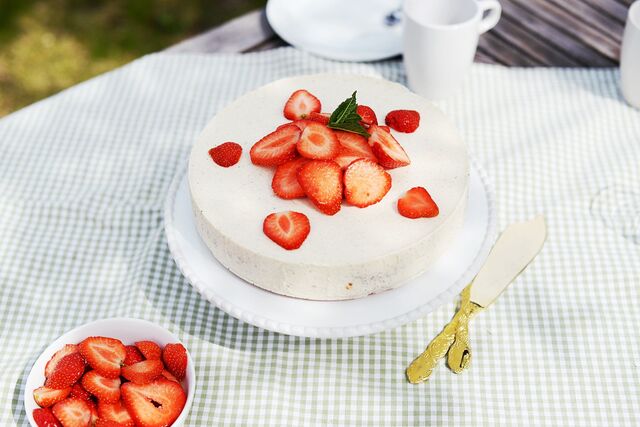 Sockersnål rabarbercheesecake med jordgubbar