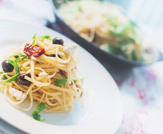 Spaghetti med soltorkade tomater, oliver och fetaost