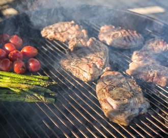 Purjolök- och cannelinigratäng med grillat lamm