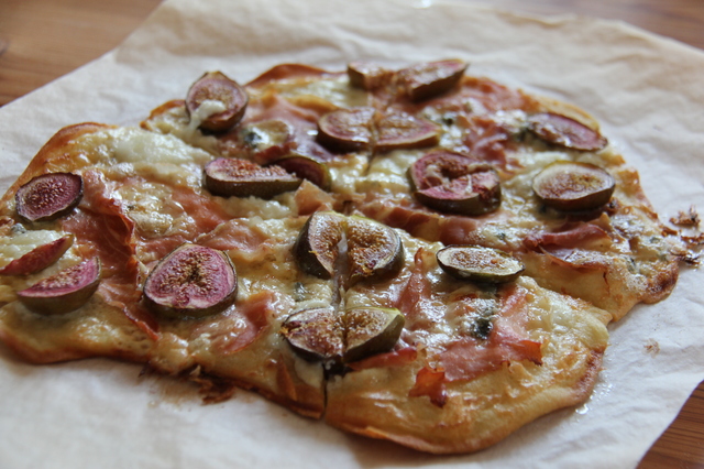 Recept: pizza bianco med prosciutto, fikon och Cambozola