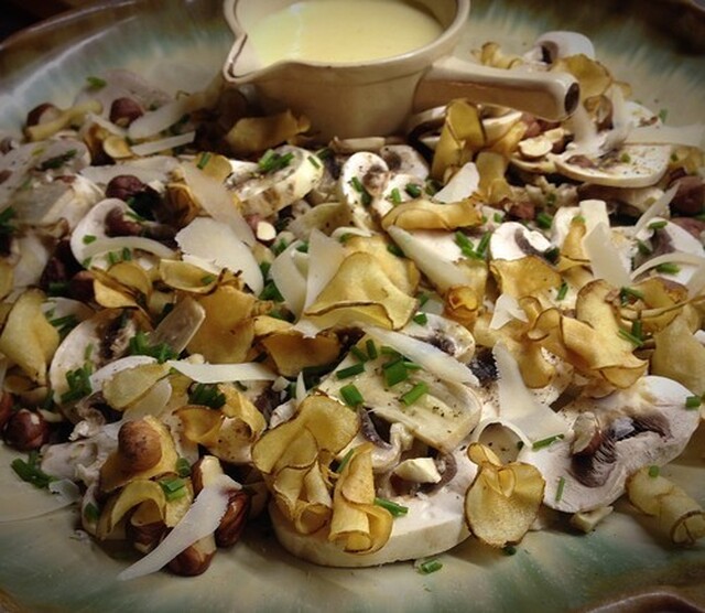 Champinjoncarpaccio med jordärtskockschips, parmesan, nötter och citronmajjo