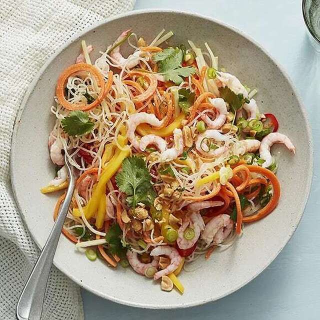 Glasnudelsallad med räkor och jordnötsdressing