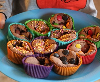 Kladdiga muffins med godis och strössel