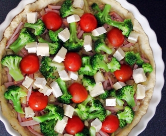 Krämig ostpaj med skinka och broccoli.