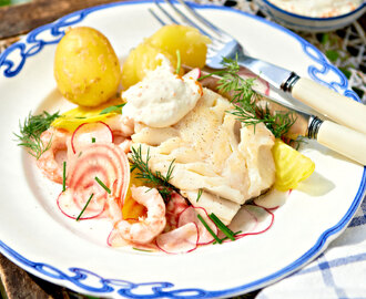 Torsk med räksallad, primörer och romsås