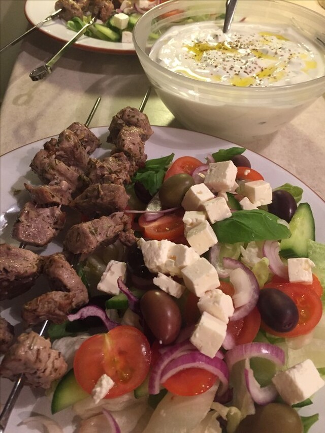 Souvlakispett med tzatziki och grekisk sallad
