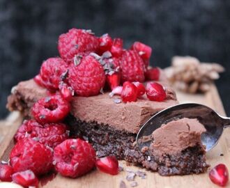 Godaste kladdkakan med chokladmousse och hallon