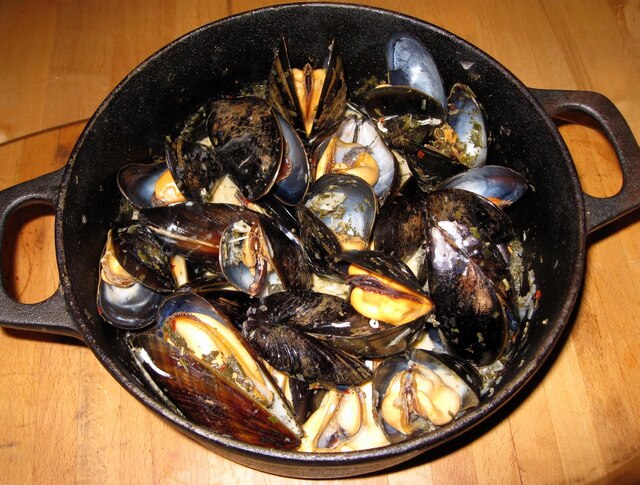 Musslor, vinkokta med chili och vitlök. (Moules marinés )