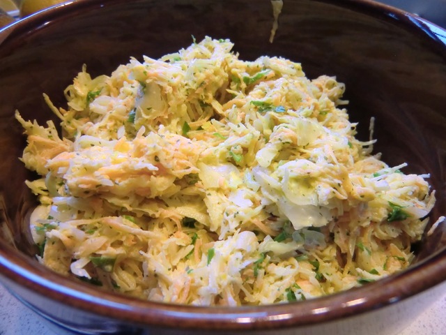 Coleslaw med vitkål, kålrot och morot