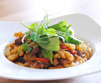 Restpasta på strimlad karré och grillad paprika