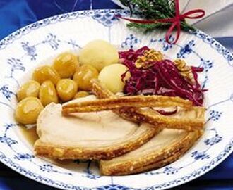 Pork roast (Flæskesteg) with brown pototoes, potatoes and red cabbage served. The Christmas dinner is served on a … | Danish cuisine, Scandinavian food, Danish food