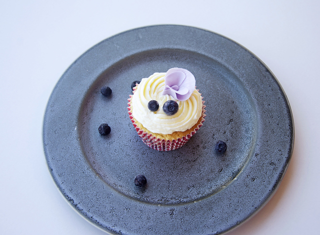 Blåbärscupcakes med citron och färskostfrosting