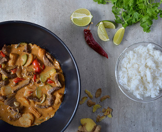 Het röd currygryta med citrongräs